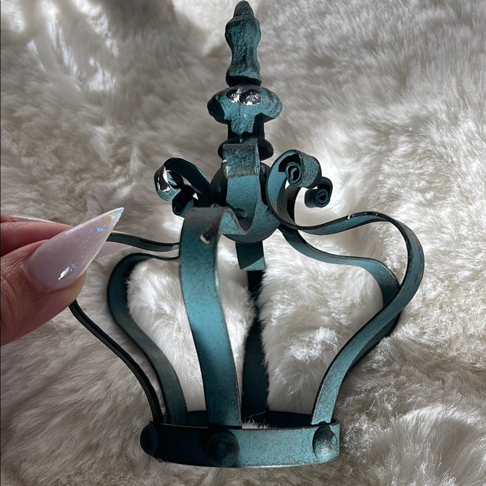 Rustic Blue Crown Decor - Picture 11 of 13